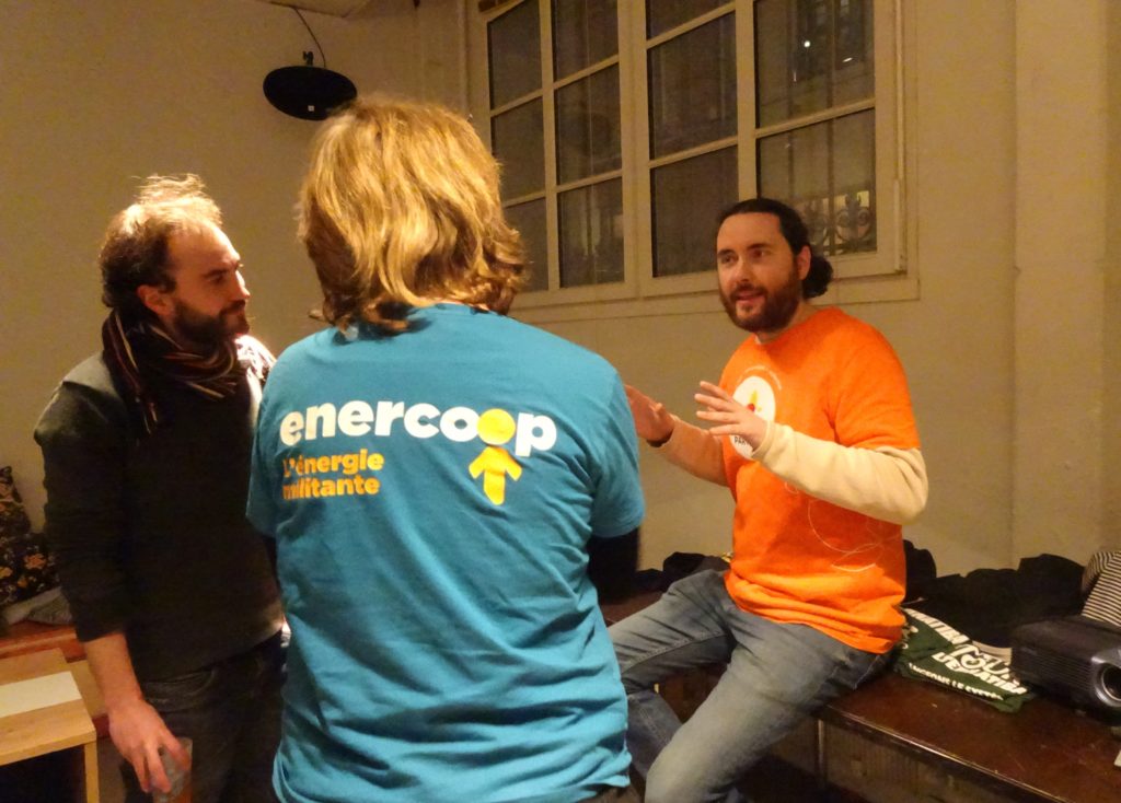 Des représentants d'Enercoop et Energie partagée discutent